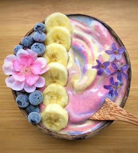 Cute Smoothie Bowls, Things To Make With Mango, Pretty Smoothies, Pineapple Smoothie Bowl Recipe, Smoothie Bowl Aesthetic, Pineapple Food, Smoothie Bowl Toppings, Pink Pitaya, Mango Mango