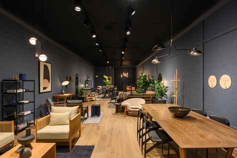 Gestalt New York Is More Than the Sum of Its Parts - Design Milk Furniture Store Interior Design, Furniture Store Interior, Furniture Store Design, Reka Bentuk Dalaman, Hudson New York, Dark Blue Walls, Showroom Interior Design, Showroom Design, Danish Furniture