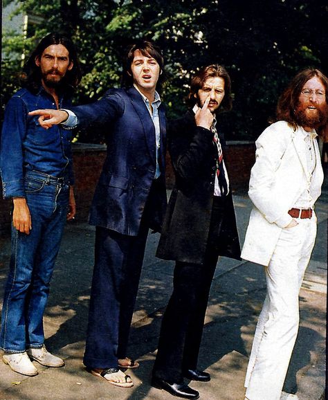 Rare Behind The Scenes Photos From The Abbey Road Cover Shoot!! Stuart Sutcliffe, Photos Rares, Beatles Photos, Rare Historical Photos, Sammy Davis Jr, Beatles Pictures, Beatles Abbey Road, Diane Keaton, The Fab Four