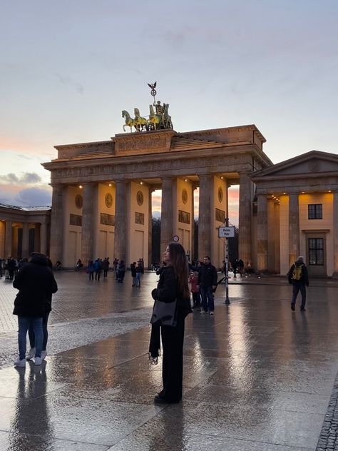 Outfit ootd Travel inspo Berlin Berlijn treinreizen Dress Code Appropriate Outfits, Berlin Aesthetic Outfit, Outfits For School Black, Berlin Germany Aesthetic, Black Outfits Edgy, Aesthetic Black Outfits, Ootd Cargo, Girl Back To School Outfits, Black Outfit Inspiration