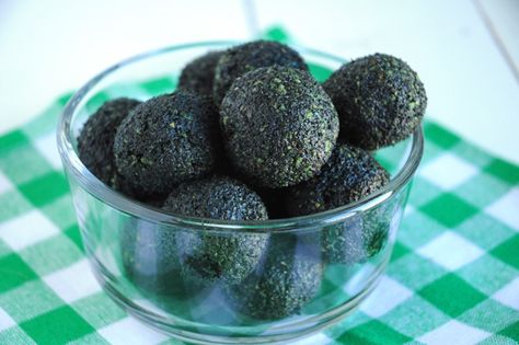 Spirulina-Snack-Bites Quick Paleo, Spirulina Recipes, Power Bites, Raw Sweets, Food Thoughts, Vegan Risotto, Vegan Truffles, Cassie Howard, Snack Bites