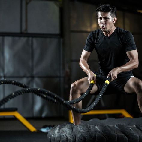 Asian man with battle rope battle ropes exercise in the fitness gym, exercises concept. Battle Rope Workout, Gym Rope, Muscle Hypertrophy, Rope Exercises, Gym Exercises, Men Exercises, Online Personal Trainer, Gym Trainer, Battle Ropes