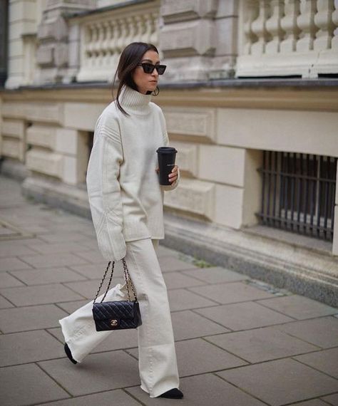 SourceUnknown Official on Instagram: "Neutral tones @malwinaobrzut in our Cashmere turtleneck sweater and Flared jeans. Don’t miss out our 50% off everything Black Friday sale! #SUwomen #fw22 #SourceUnknown #cashmeresweater #neutraltones #blackfridaysale" Bootcut Jeans Outfit Fall, Bootcut Jeans Outfit Ideas, Outfits With Bootcut Jeans, How To Style Bootcut Jeans, Jeans Outfit Fall Casual, Bootcut Jeans Outfit, Business Chic Style, Jeans Outfit Ideas, Black Bootcut Jeans