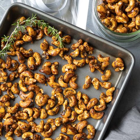 Sweet and Spicy Roasted Cashews (with maple syrup) Steamed Salmon, Cashew Recipes, Creamy Horseradish Sauce, Salmon Dip, Smoked Salmon Dip, Spicy Cashews, Roasted Cashews, Sweet Pumpkin, Autumn Flavors