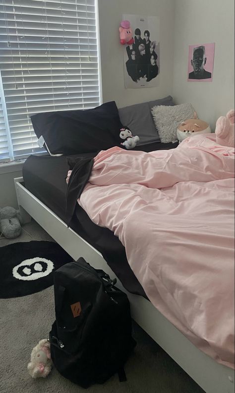 Black Sheets Pink Comforter, Black White And Pink Bedroom Minimalist, Black And White Bedding Aesthetic, Fashionista Bedroom Aesthetic, Y2k Street Style Room, Pink And Black Bedroom Ideas For Women, Pink Black Room Decor, Room Inspo Pink And Black, Black And Pink Bed