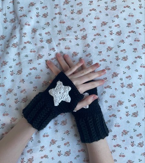 Crochet Star Hand Warmers, Cute Crochet Gloves, Hand Gloves Crochet, Crochet Star Gloves, Star Hand Warmers, Hand Warmers Crochet, Cotton Crochet Patterns, Crochet Hand Warmers, Hello Kitty Crochet