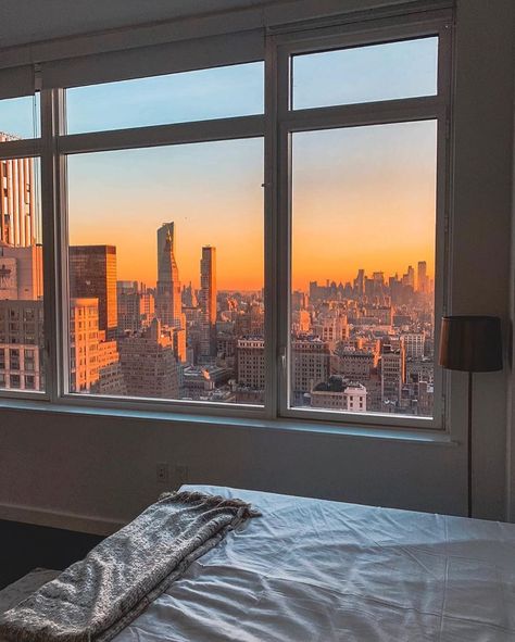 JustTravel ✈️🌴🌎 on Twitter: "Dreaming of the days in the city that we once knew 😌 lyss | IG… " Reka Bentuk Dalaman, Drømme Liv, Apartment View, York Aesthetic, City Apartments, Aesthetic City, Nyc Aesthetic, Hiasan Bilik, Nyc Life