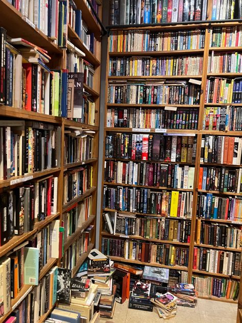 Messy Bookshelf Aesthetic, Messy Bookshelf, Beautiful Bookshelves, Bookshelf Aesthetic, Future Library, Beautiful Bookshelf, Bookshelf Organization, Home Libraries, Jason Todd