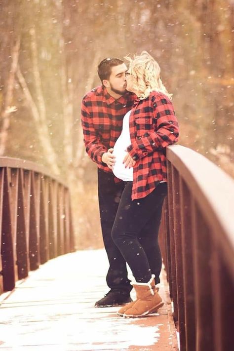 Maternity Photos Flannel, Plaid Maternity Photos, Diy Maternity Photos Winter, Maternity Photography Winter Couples, December Maternity Photoshoot Ideas, Winter Maternity Photoshoot Outdoor, Winter Maternity Shoot Ideas, Flannel Maternity Pictures, Maternity Photography Ideas Winter