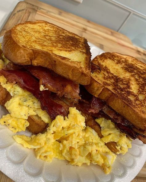 Cheese Breakfast, Bacon Egg And Cheese, Bacon And Eggs, Soul Food Dinner, Egg And Cheese, Food Babe, Food Therapy, Yummy Comfort Food, Food Drinks Dessert