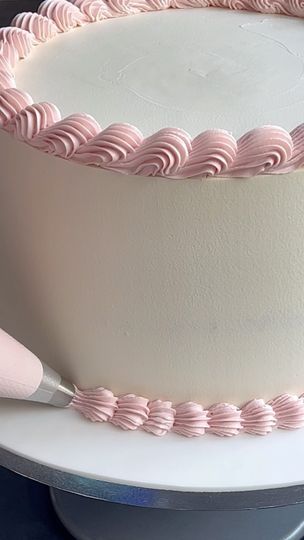 Round Cake Piping Ideas, Simple Piping Designs On Cakes, Cake Piping Designs Simple, Simple Cake Piping, Piping Cake Designs, Simple Buttercream Cake Designs, 16 Birthday Cake Ideas, Cake Piping Designs, Piping Buttercream