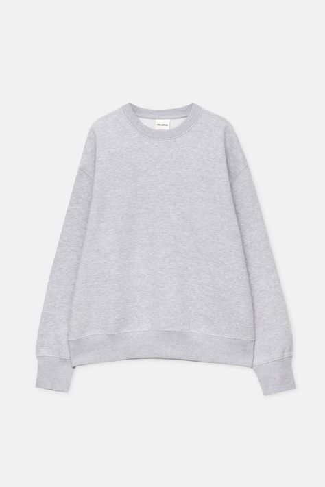 Sweat oversize basique en coton, à col rond et disponible en plusieurs couleurs. Sweat Gris, Pull Gris, Basic Sweatshirt, Round Neck Sweatshirts, Pull N Bear, Round Neck Sweaters, Pull & Bear, Oversized Silhouette, Millie Bobby Brown