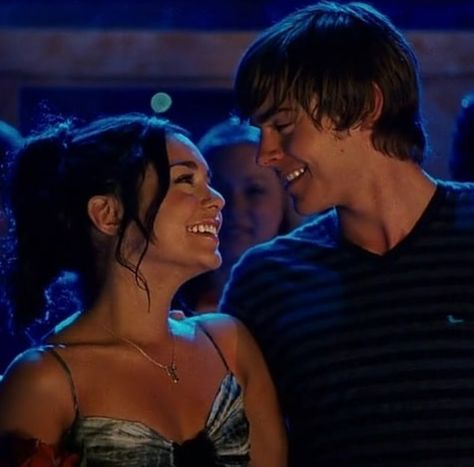 😍😍😍 Gabriela Montez, Zac And Vanessa, Troy And Gabriella, High School Musical 2, High School Musical 3, High School Music, Troy Bolton, Music Background, Film Disney