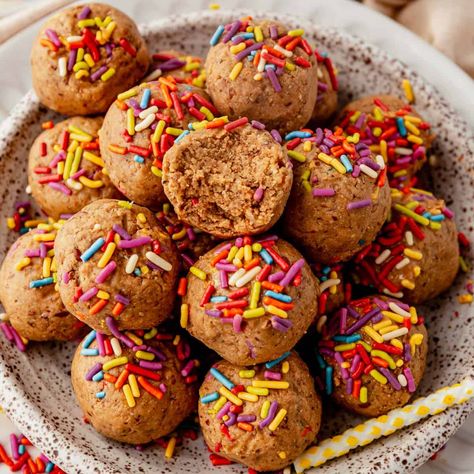 Easy, Healthy Cake Batter Protein Balls [No-Bake] Oatmeal Peanut Butter Protein Balls, Cake Batter Protein Balls, Healthy Cake Batter, Easy Healthy Cake, Healthy Cake Pops, Cupcake Recipes Uk, Cake Batter Protein, Peanut Butter Protein Balls, Kelly Leveque