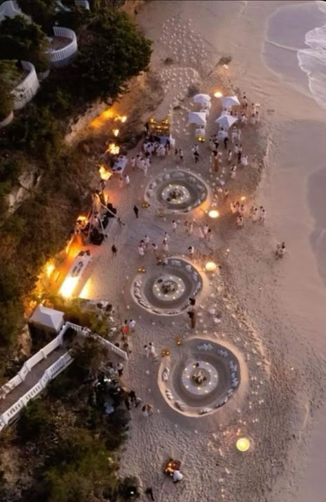 Tropical Luxury Wedding, Fancy Beach Party, Beach Reception Ideas, Lounge Wedding Reception, Wedding Lounge Decor, Night Beach Weddings, Beach Wedding Theme Ideas, Coachella Chic, Fun Beach Wedding