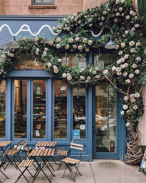 Davina⚡️NYC on Instagram: “Grateful for all the coffeeshops in the neighborhood that make my morning walks with Miso and David better everyday 🖤 . . . #nyc…” Maman Nyc, Coffee And Croissants, Cobble Hill Brooklyn, Nyc Bakery, Nyc Coffee, New York City Buildings, Wine Picnic, Weekend Mood, Small Town Life