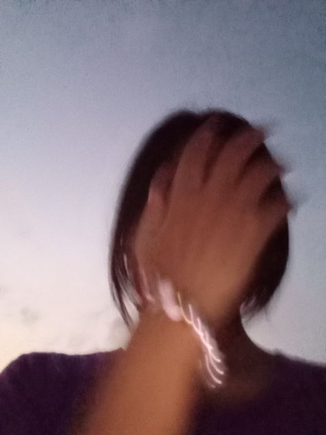 Blurd Girl Face, Blurry Aesthetic Girl, Coquette Girlies, Fake Photo Short Hair, Self Pictures, Wallpaper Landscape, Bf Picture, Top Pic, Hand Pic