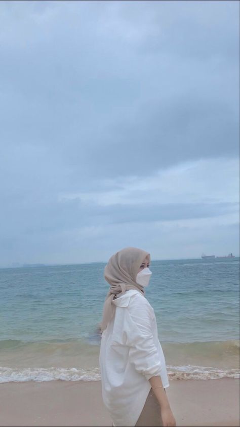 Outfit Hijab Pantai Simple, Style Ke Pantai Hijab, Ootd Pantai Hijab Simple, Ootd Ke Pantai Hijab, Style Ke Pantai, Outfit Mantai, Outfit Ke Pantai, Outfit Pantai, Shirt Ootd