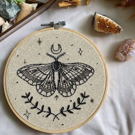 Embroidery Tattoo, Embroidery Wall Art, Diy Embroidery Patterns, Hand Embroidery Projects, Pola Sulam, Sewing Embroidery Designs, Hand Embroidery Art, Hand Embroidery Stitches, Embroidery Hoop Art