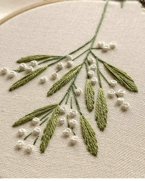 Leaves Hand Embroidery, Simple Flower Embroidery Designs, Broderie Bargello, Pola Manik, Clothes Embroidery Diy, Embroidery Lessons, Crewel Embroidery Kits, Embroidery Tshirt, Hand Embroidery Videos