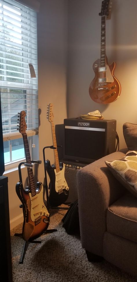 Guitars In Bedroom, Guitar Corner Bedroom, Guitar Bedroom Ideas, Guitar In Room, Music Corner Bedroom, Musician Room Aesthetic, Guitar Room Aesthetic, Music Corner Living Room, Gutair Aesthetic