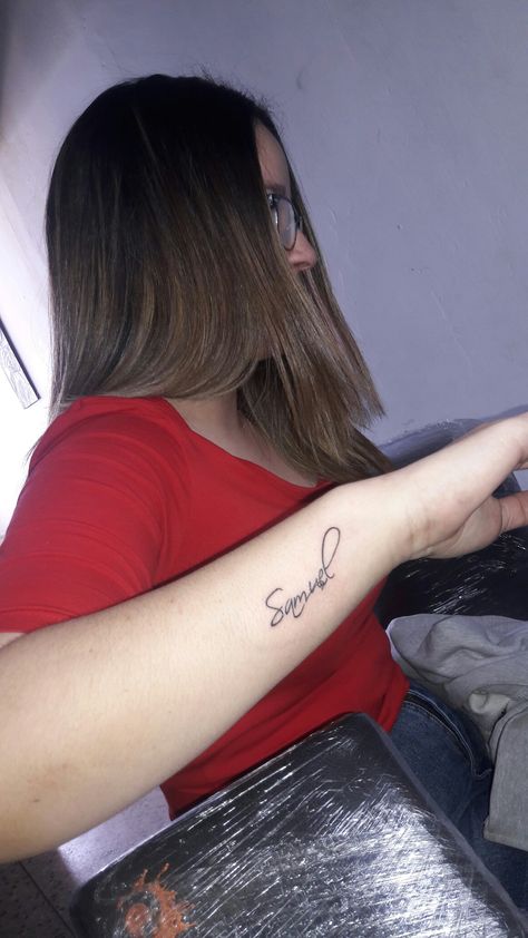 sencillo y delicado nombre de lado en ante brazo Tattoos For Women Quotes Small, Arm Tattoos For Women Quotes, Side Arm Tattoos For Women, Side Arm Tattoos, Quotes Small, Tattoos Arm, Arm Tattoos For Women, Arm Tattoos, Deathly Hallows Tattoo