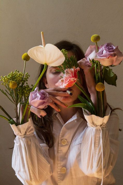 Tattoos Temporary, Flower Photoshoot, Photographie Inspo, Makeup Tattoos, Holding Flowers, Trik Fotografi, Shooting Photo, Creative Portraits, Artistic Photography