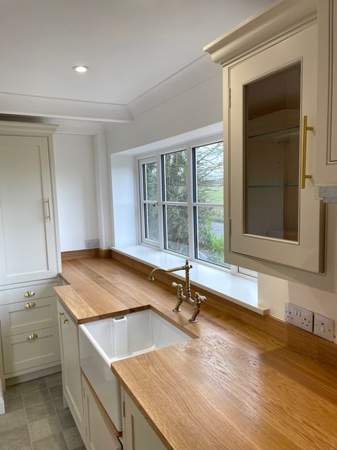 White Cabinet Wooden Top, Kitchen Ideas Oak Worktop, Sage Kitchen Oak Worktop, Painted Kitchen Cabinets With Wood Countertops, Cashmere Kitchen Wood Worktop, White Shaker Kitchen Oak Worktop, Kitchen Ideas Wooden Worktop, Shaker Kitchen Wooden Worktops, Kitchen With Oak Worktop