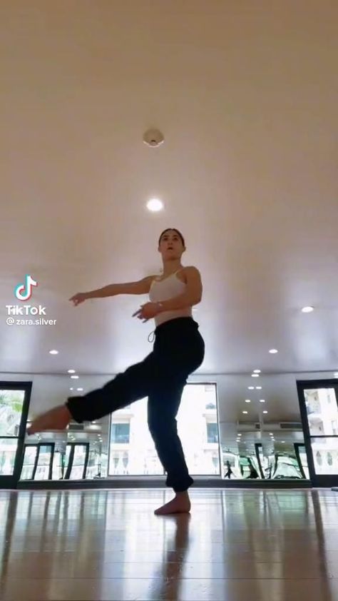 Contemporary Dance Moves, Modern Dans, Dance Motivation, Acro Dance, Contemporary Dance Videos, Dancer Lifestyle, Flexibility Dance, Plant Styling, Dance Technique