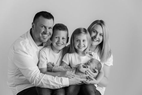 what to wear for black and white photos-010 Black And White Photo Outfits, Black And White Family Pictures Outfits, Family Pictures Black And White, Black And White Family Photoshoot, Black And White Photoshoot Ideas, Black And White Family Pictures, Black And White Family Photos, Outfits Family Pictures, White Family Photos