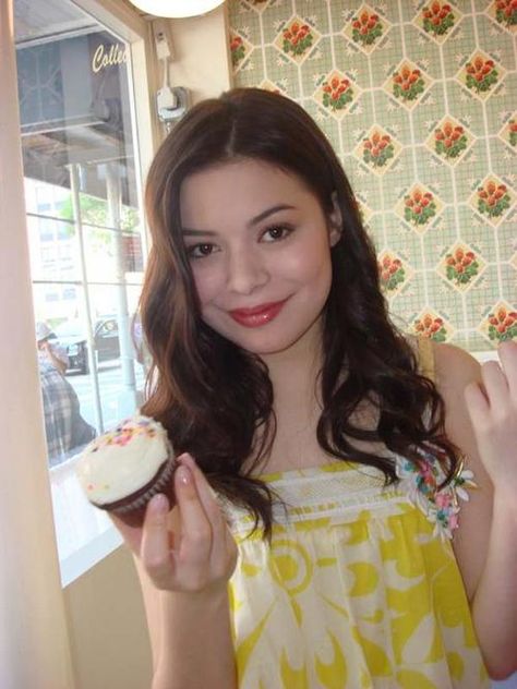 Miranda Cosgrove twitter photos | Miranda Cosgrove (DemiMiranda16) on Twitter Miranda Cosgrove Icarly, Drake & Josh, Cupcake Photos, Brenda Song, Jennette Mccurdy, Alexis Bledel, Miranda Cosgrove, Marion Cotillard, Daenerys Targaryen Jon Snow