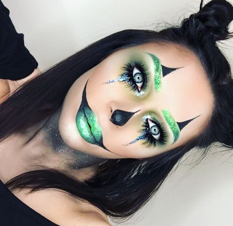 Green And Black Clown Costume, Green And Black Clown Makeup, Green Clown Makeup Halloween, Green Hair Halloween Costumes, Green Clown Makeup, Halloween Makeup Green, Black Clown Makeup, Green Halloween Makeup, Pretty Clown Makeup