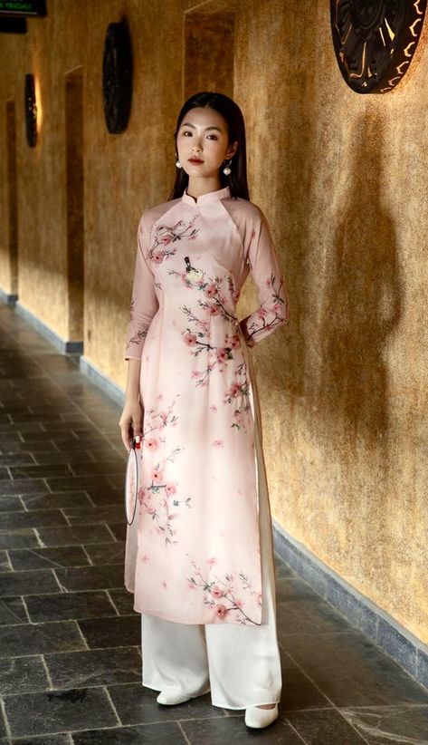 Ao Dai Modern, Traditional Vietnamese Clothing, Modern Ao Dai, Chinese Fancy Dress, Vietnamese Clothing, Asian Style Dress, Vietnam Dress, Chinese Style Dress, Vietnamese Dress