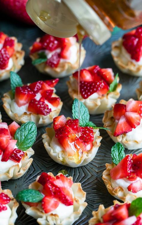 Strawberry Appetizer, Savory Strawberry Recipes, Strawberry Appetizers, Strawberry Bites, Fruit Sweets, Awesome Appetizers, Viral Recipes, Phyllo Cups, Mini Appetizers