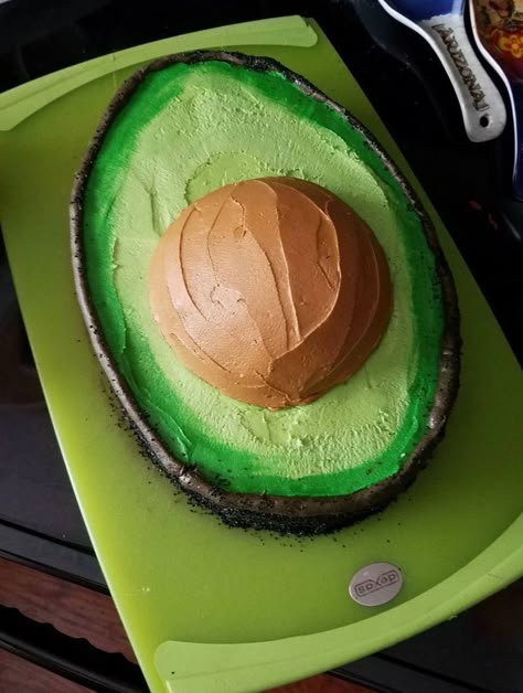 Avocado Cake for an avocado birthday party #avocadobirthdaypartyideas #kidsbirthdayparty #kidsbirthdaypartyideas #girlbirthdayparty #girlbirthdaypartyideas #boybirthdayparty #boybirthdaypartyideas Avocado Cake Design, Avocado Things, Avocado Theme, Avocado Birthday, Avocado Stuff, Avocado Party, Avocado Cake, Taco Twosday, Canned Blueberries