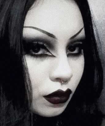 Goth Makeup Deep Set Eyes, Trad Goth Makeup Hooded Eyes, Trad Goth Makeup Tutorial, Goth Makeup Hooded Eyes, Heavy Metal Makeup, Vampire Goth Makeup, 90s Goth Makeup, Goth Alien, Maquillage Goth