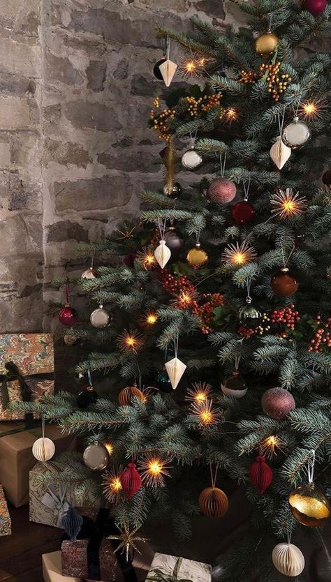 Christmas Tree Industrial Decor, Christmas Tree Inspo Decorating Ideas, Christmas Tree Ideas Natural, Themed Christmas Tree Ideas Color Schemes, Woodsy Christmas Tree, Neutral Christmas Tree Decor, Vintage Christmas Tree Ideas, Moody Christmas Tree, Burgundy Christmas Tree