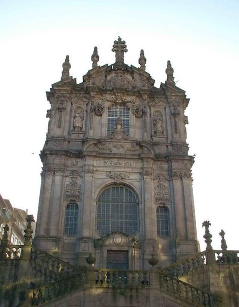 Torre dos Clérigos, Porto, Portugal | Viaje Comigo Chicago Usa, Religious Architecture, Air Tickets, Porto Portugal, Travel Agency, Cruises, Barcelona Cathedral, Notre Dame, Barcelona