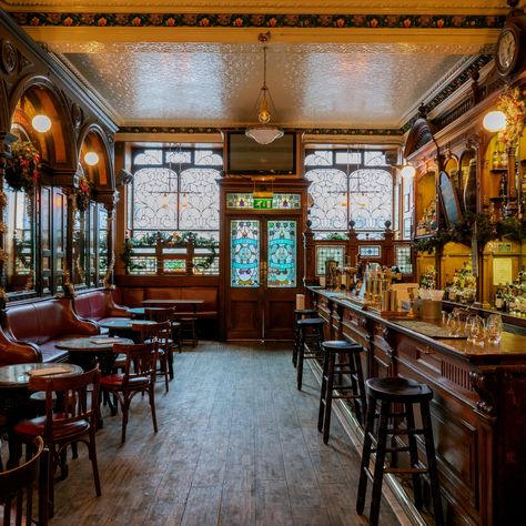 16 Best Bars & Pubs in Edinburgh | Condé Nast Traveler Edinburgh Bars, Edinburgh Restaurants, Pub Interior, Pub Design, Best Pubs, Pub Decor, Rooftop Bars, Best Bars, Pub Bar