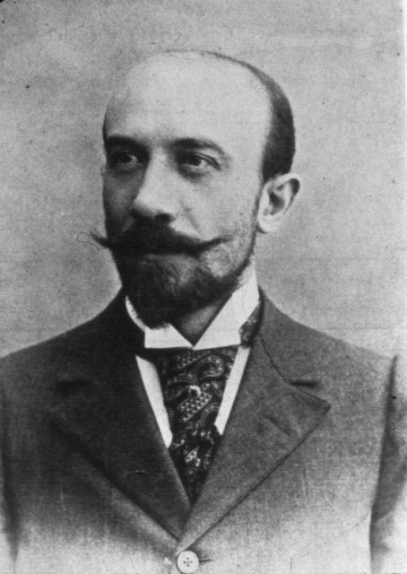 Georges Méliès, the magic-minded dreamer who in 1902 filmed "The Trip to the Moon" and showed us what movies are capable of Hugo Cabret, George Melies, The Smashing Pumpkins, Time Lapse Photography, Multiple Exposure, Science Fiction Film, Jules Verne, Papel Mache, Film History