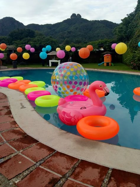 Summer Pool Party Ideas, Party Ideas Summer, Neon Pool Parties, Pool Party Ideas, Pool Beach Party, Glow Birthday Party, Pool Party Kids, Hawaiian Party Decorations, Luau Theme Party