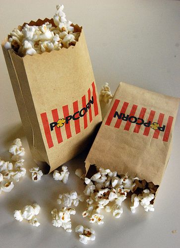 Diy Popcorn Boxes, Popcorn Bags Ideas, Popcorn Bag, Popcorn Bags Diy, Diy Birthday Party Favors, Popcorn Labels, Popcorn Packaging, Free Popcorn, Diy Popcorn