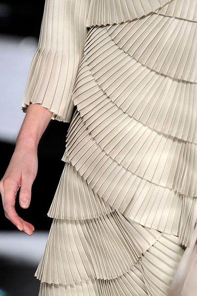 Pleats Fashion, Structured Fashion, Haute Couture Details, Valentino Haute Couture, Valentino Couture, Couture Details, Ex Machina, Textiles Fashion, Couture Collection