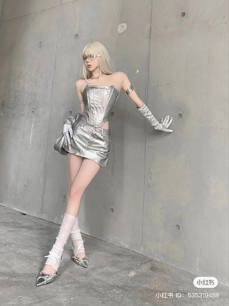 Y2k Silver Outfits, Imvu Y2k, Futuristic Outfits, Douyin Fashion, Amazing Saturday, Silver Outfits, Ny Outfits, Preformance Outfits, Classy Dress Outfits