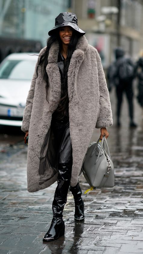 Vogue Ukraine, Getting Bored, Classy Winter Outfits, Fluffy Coat, Top Design Fashion, Mode Chic, Mode Ootd, Modieuze Outfits, Coat Outfits