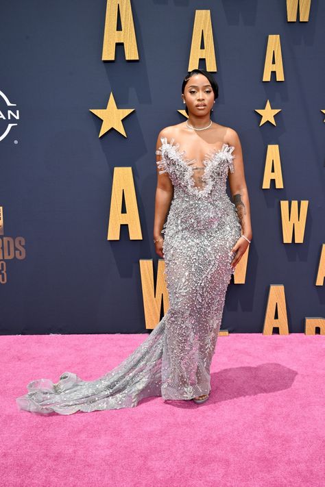 Uncle Waffles Bet Awards, Red Carpet Looks Black Women, Bet Awards Red Carpet, Red Carpet Looks Ideas, Md Dresses 2023, Bet Awards Outfits, Red Carpet Outfit Ideas, Bet Awards 2023, Exotic Wedding Dress