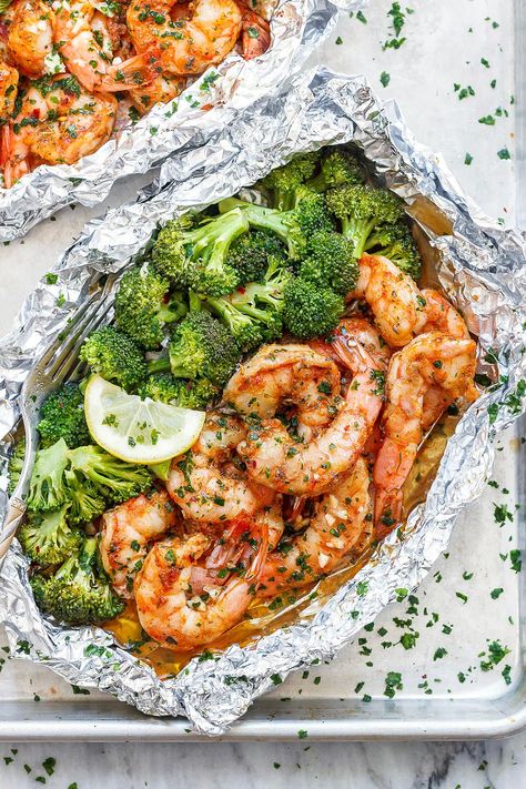 Shrimp and Broccoli Foil Packs with Garlic Lemon Butter Sauce - #shrimp #broccoli #lowcarb #eatwell101 #recipe - Whip up a super tasty meal in under 30 minutes! - #recipe by #eatwell101® Shrimp And Broccoli Foil Packs, Garlic Lemon Butter Sauce, Shrimp Broccoli, Pescatarian Diet, Foil Packs, Shrimp And Broccoli, Lemon Butter Sauce, Pescatarian Recipes, Health Dinner Recipes