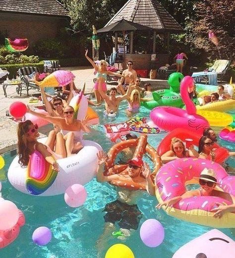 Karneval Diy, Party Swimming Pool, Fiesta Tropical, Pool Party Decorations, Pool Birthday, Summer Pool Party, Pool Birthday Party, Silvester Party, Flamingo Party