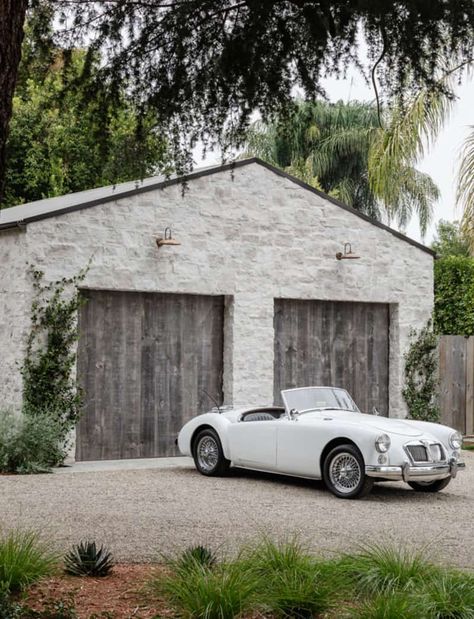 West Coast style meets modern farmhouse in this unforgettable LA home Wood Garage Doors, Reclaimed Brick, West Coast Fashion, Dream Beach, Amber Interiors, Shop Interiors, Pretty House, Decoration Design, House Tours