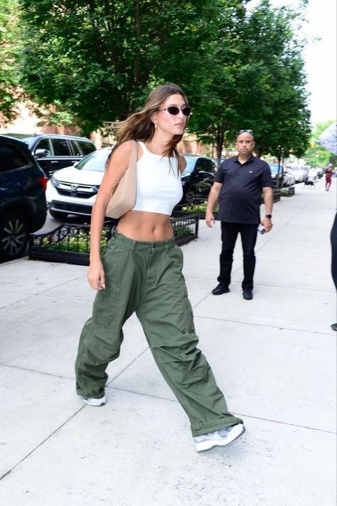 What To Wear With Cargo Pants, Green Cargo Pants Outfit, Parachute Pants Outfit, Hailey Bieber Street Style, Baggy Pants Outfit, Hailey Baldwin Street Style, Estilo Hailey Baldwin, Stile Kendall Jenner, Cargo Pants Outfit Women